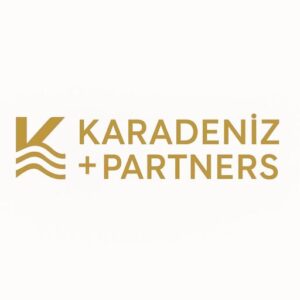 Karadeniz Partners Hukuk Bürosu logosu, beyaz zemin üzerinde, altın sarısı renkteki ögeleriyle net ve sofistike bir kurumsal kimlik sunmaktadır.