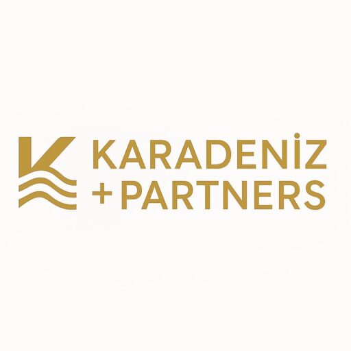 Karadeniz Partners Hukuk Bürosu logosu, beyaz zemin üzerinde, altın sarısı renkteki ögeleriyle net ve sofistike bir kurumsal kimlik sunmaktadır.